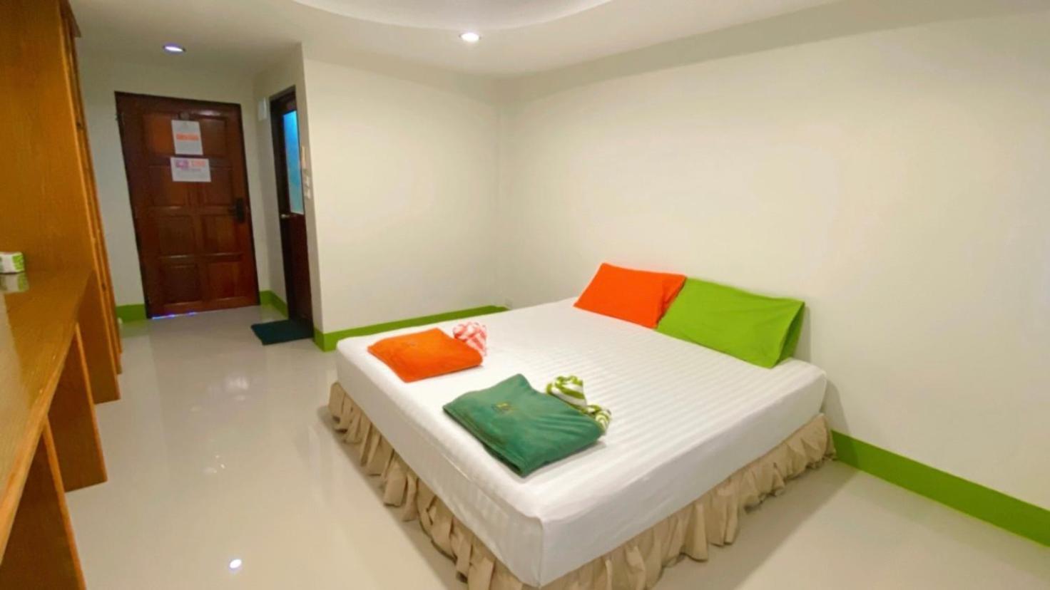 Lotus Hostel Beach 코타오 외부 사진
